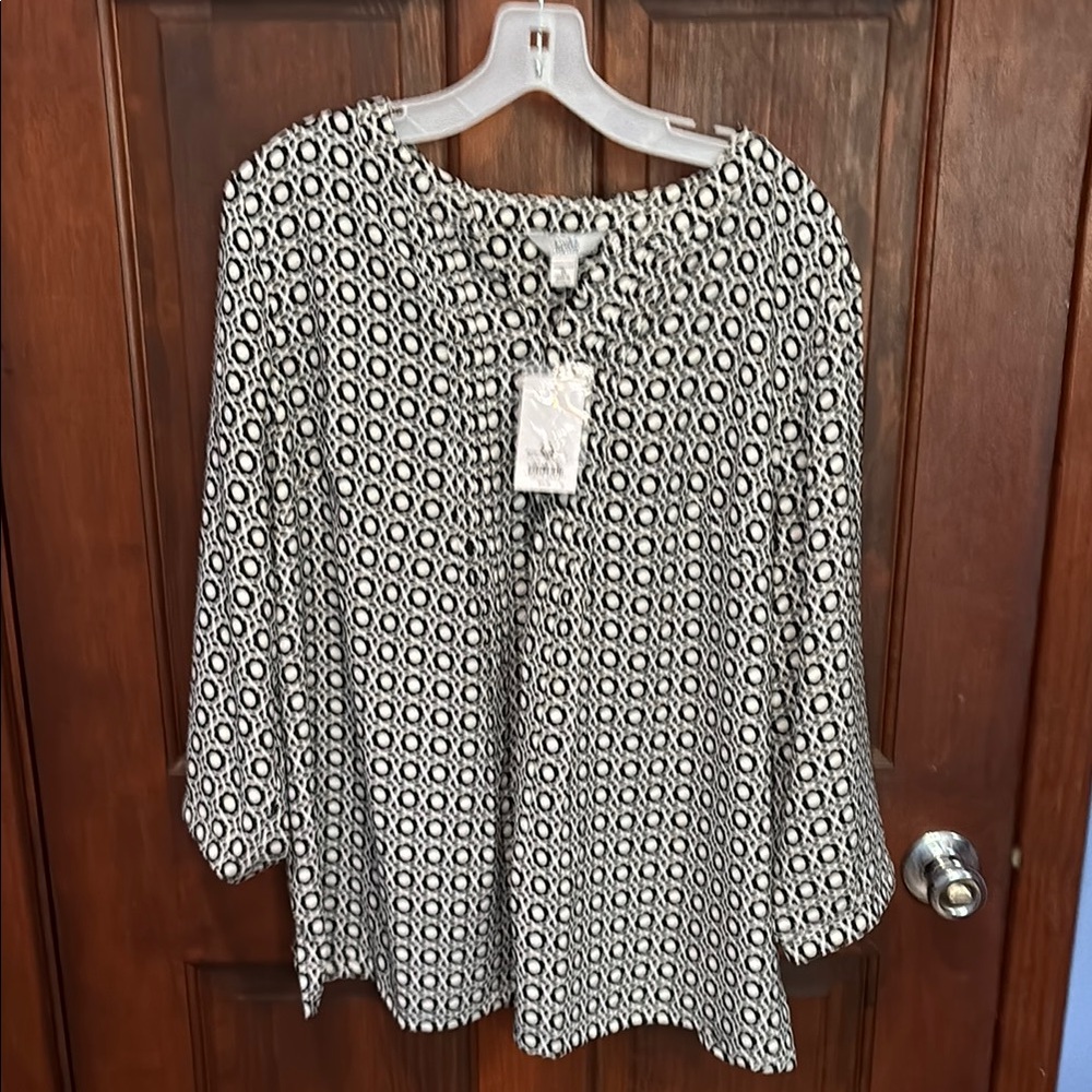 Women's Black and White Patterned Top